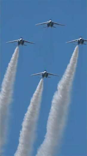 【Truly Beautiful Blue Impulse】 Blue Impulse dancing in Japan's beautiful skies