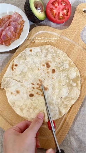 The Galveston Diet | Lisa on Instagram: "Viral Breakfast Wrap 🌮🍅🥓 Full recipe below!!!! Recipe: Tortilla Half Avocado 1 Egg + salt and pepper (make scrambled egg) Tomato Bacon （sauce) 1tbsp of mayonnaise 1tbsp of Greek yogurt Lemon juice and pepper ☆you can use any type of sauce for this tortilla wrap It also tastes good with sriracha sauce 1. Prep toppings Mash avocado (you can season with salt and pepper but you don’t have to) Make crumbled egg Slice tomato Make crispy 