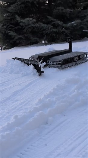 Willem Smith | 1/7 scale PistenBully 600 in 9° F weather. The Temps have dropped which means better snow, but also, tougher conditions for a plastic model... | Instagram