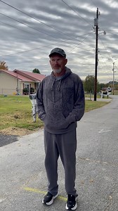 During Knucklehead’s third week of private classes in his behavior modification program, he began accepting treats — something he had completely refused before, even high-value rewards like chicken from his owners’ hands. This moment opened a whole new window of opportunity for us. When a dog starts taking treats during training after previously refusing them, it’s often a sign that their emotional state has improved. Knucklehead’s body language and overall mental state showed clear progress as 