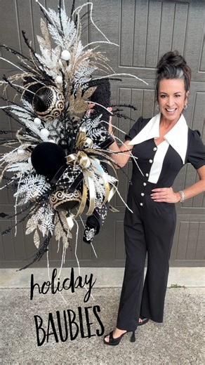Happy Friday! 🤍🖤🎄🖤🤍 Tutorial time in BaBam’s Inside Scoop Students are learning step by step how to design this Black/Champagne Christmas Moss beauty 🎄🤍🖤🎄 This stunning beauty can be versatile for bringing the NYE 👏🏻 Wanna join in on the creatively~DM for more info. 🎄🤍🖤 #reels #reelsinstagram #wreath #doordecor #holidaybaubles #nye #newyearsday #newyearseve #christmas #christmas #blackchristmas #blackchristmasdecor #christmaswreath #christmastime | Holiday Baubles
