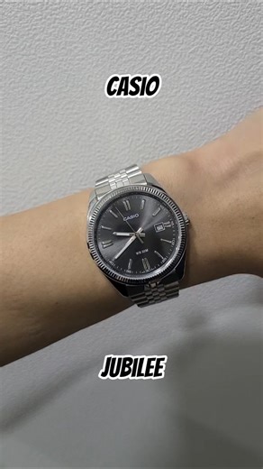 주빌레 브레이슬릿과 반짝이는 카이저스트. A Shiny Casio “Datejust” with a Jubilee Bracelet. (MTP-1302D)