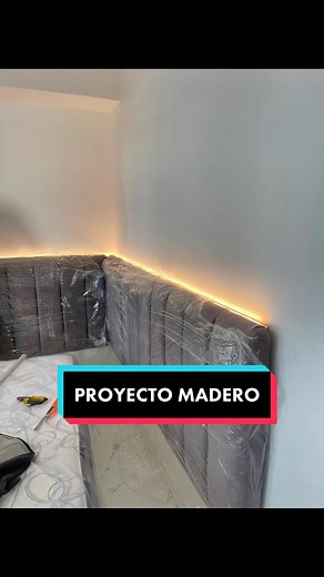 Diseño de Habitación para Adolescente con Respaldo Tapizado y Luces LED