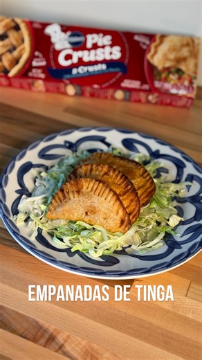Daisy Annaly Campuzano on Instagram: "Golden, crispy empanadas filled with smoky tinga made from leftover rotisserie chicken and wrapped in flaky @pillsbury Pie Crusts Ingredients: 🌶️ TINGA SAUCE 2 dried guajillo chiles (stems + seeds removed) 1 can (14.5 oz) fire-roasted tomatoes 1 chipotle pepper in adobo sauce 2 garlic cloves ½ tsp dried oregano ¼ tsp ground cumin ½ tsp salt ¼ tsp black pepper ¼ small white onion 1 cup chicken stock 🍗 FILLING: 1 tbsp avocado oil ½ medium white onion, thinly