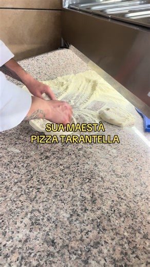 😍 Ecco a voi sua maestà: La Pizza Tarantella 🍕🍝 🥰 Un’esplosione di gusto unico nel suo genere. Assolutamente da provare‼️ 🫵🏻 Tarantella aspetta solo te 💃 📌 Siamo aperti dal martedì alla domenica, sia a pranzo che a cena 🍝 🅿️ Parcheggio ampio e gratuito 🚗 📞 Per info e prenotazioni: 376 1638248 📍Via della Stadera, 2/C - Napoli #napoli #trattoria #pizzeria #napolinelcuore #viral