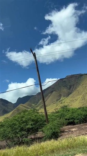 夏威夷的毛伊岛环岛一路皆是画卷，悬崖临海、叠瀑藏林，每一处转角都撞进绝美风景。