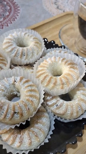 Recette kaak el nekkache 500 g farine 250 g margarine 100 g sucre glace 1 jaune d'oeuf Eau fleurs d'oranger Une pincée de sel #recettefacile #recettegateaux #recettegateaux #recettealgerie #recettealgerienne #recettegratuite #recettetraditionnelle | La Bonne Maman Traiteur