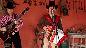 El Fara-Fara, deriva del vocablo francés: fanfare que significa banda. Algunos duetos o grupos incluyen la “redova;” instrumento rudimentario fabricado de madera rígida. Tradicionalmente, la polka, redova, chotís, corridos y otros ritmos norteños, son ejecutados por dos músicos de acordeón y bajo sexto. Escucha esta canción completa aquí: https://youtu.be/hWp9hi1ltsE Compositor: Jesús Melodia Francisco Aldaco | Los Ramones de Nuevo Leon
