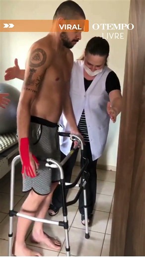 Quadriplegic man takes first steps after motorcycle accident and moves the internet