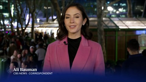 Americans predicted to continue spending this holiday season, despite low consumer sentiment