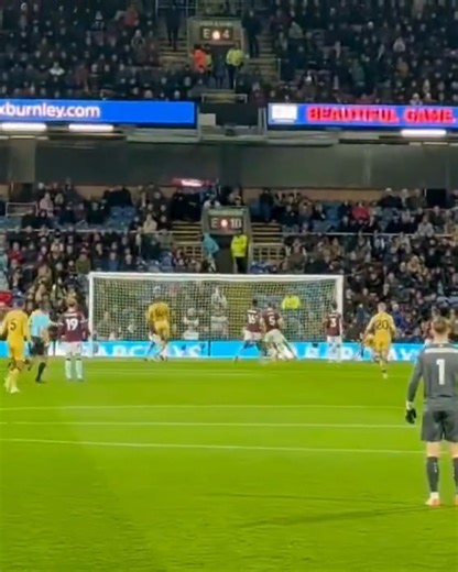 ¡DANIEL MUÑOZ PUSO A CELEBRAR A CRYSTAL PALACE! Cabezazo en el segundo palo y a guardar. Así fue el gol del colombiano frente a Burnley, en la Premier League. | Gol Caracol