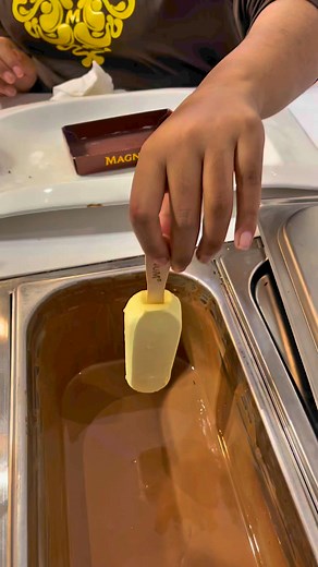 Viral Chocolate Dip Ice Cream 🍦 #foodlove #instafoodgram #foodie #foodlover #foodie #foodblogger #icecream #icecreamlover #funnyreels #chocolate #chocolatelover #streetfood #LahoreRang #lahore #lahorestreetfood | Numan Arshad