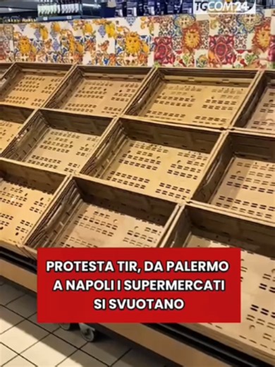 La protesta degli autotrasportatori contro il caro carburante sta provocando problemi di approvvigionamento nei supermercati tra Caserta e Napoli, ma anche nelle altre province della Campania: molti scaffali sono vuoti. La stessa situazione si sta verificando a Palermo #tgcom24