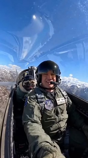 20 reactions | Captain Flynn took Pugsly for a ride over the Rockies and he loved it #Pugsly #pug #puglove #jet | Pug.com | Facebook