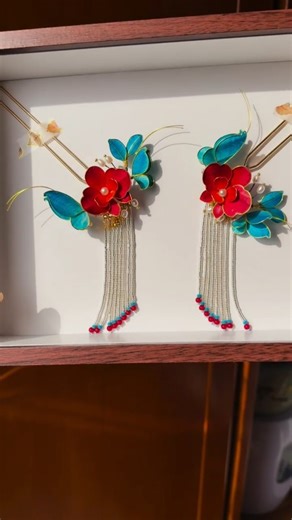 Handmade Ronghua on Instagram: "Silk Threads，Free tutorials and more beautiful Ronghua: https://fullflowers-china.myshopify.com Link is in my bio, or you can search fullflowers on Google to find my website. #ronghua #wedding corsage #Chinese silk flowers jewelry #handmade thread art hairpin"