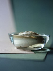 Quels ingrédients ajouter à l'argile verte pour soigner vos cheveux ?