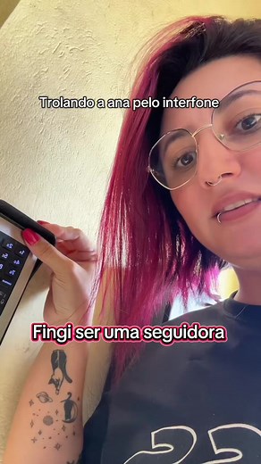 Ela não foi grossa, ela simplesmente não iria abrir pra uma pessoa que estava insistindo, inclusive o Kenai não estava ela disse isso justamente porque provavelmente estava com medo ou nervosa! Mesmo que a pessoa diga ser seguidora não sabemos a índole