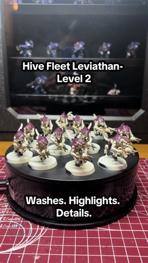 Hive Fleet Leviathan – Level 2 Taking my Level 1 battle-ready Termagants to the next step with beginner-friendly washes, highlights and details. Paints used: – Fulgrim Pink (flesh highlights) – Volupus Pink Contrast Medium (1:1 wash) – Kakophoni purple (scale edge highlights) – Thunderhawk Blue (hooves, claws & guns) – Ushabti Bone (teeth) – Yriel Yellow (eyes) This is just one way to approach it – your highlights can be chunky like mine or thin lines, and you should only do the steps you’re com