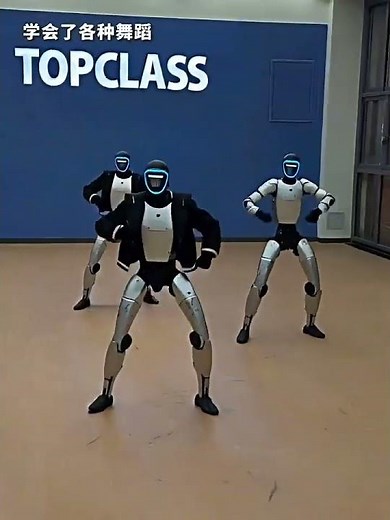 Unitree 机器人的一年进化史：从蹒跚学步到翩翩起舞和后空翻。 #机器人