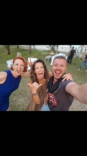 Evangeline Lilly on Instagram: "Miss you all already! I keep thinking of little things I'd like to tell you, small gifts of art to send you, but life marches on so relentlessly and I can barely keep up with my mom and sisters. So I hold you all in my prayers and heart and trust you into the infinitely more wise hands of Mystery. Big hugs 🫂 #memories #friendship #care #community #selfies #fun #play"