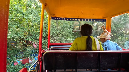 Crazy Bus สวนสนุกดรีมเวิลด์ ​ หนึ่งในเครื่องเล่นที่มึนที่สุดของดรีม ที่ถูกออกแบบโดยบริษัท Zamperla จากประเทศอิตาลี ที่จะพาผู้เล่นนั่งในรถบัสแล้วหมุนขึ้นไปบนความสูง 7.8 เมตร ด้วยอัตราการหมุน 10 รอบ / นาที ทั้งไปหน้า และถอยหลัง ​ ด้วยความแรงปานกลาง ที่จะเบาก็ไม่เบา จะแรงก็ไม่แรงนี้ ทำให้การหมุนซ้ำ ๆ ด้วยอัตราการหมุนคงที่สร้างความรู้สึกมึนหัวได้แรงมาก ๆ ไม่เหมาะสำหรับคนที่เมารถหรือเวียนศีรษะได้ง่ายครับ ^^ | Suansanook Thai ชมรมคนรักสวนสนุก