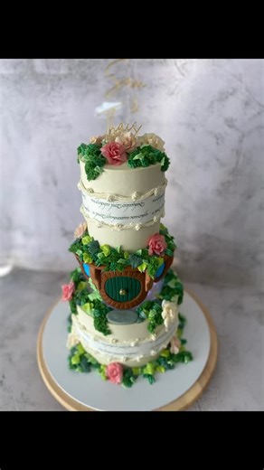 Lord of the Rings Wedding cake 💚 Two tiers of cake and a middle tier full of fair lights ✨ #lordoftherings #weddingcake #LOTR #threetiercake #hobbit #lordoftheringscake #ormeaucakes #goldcoastcakes #brisbanecakes #cakedecorator #cakeartist #goldcoastcakedecorator #cakedecorating #cake #buttercreamcake #fondantdecoration #fairylights #wedding | Milk ButterBakery