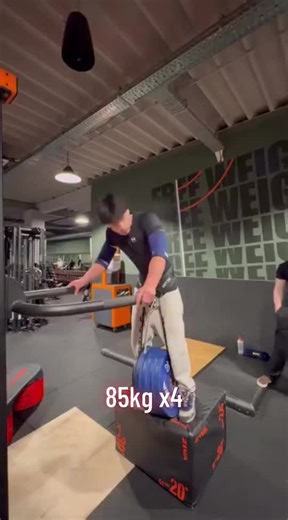 Schout out to @yin.calisthenics for recording, Working set of 85x4, did 3 more sets of this afterwords. #gym #weighted #gymtok #dip #weighteddips