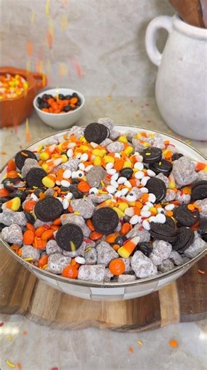 Halloween puppy chow 🎃 #dessertrecipe #halloweenrecipe #fall2026 #asmrvlog