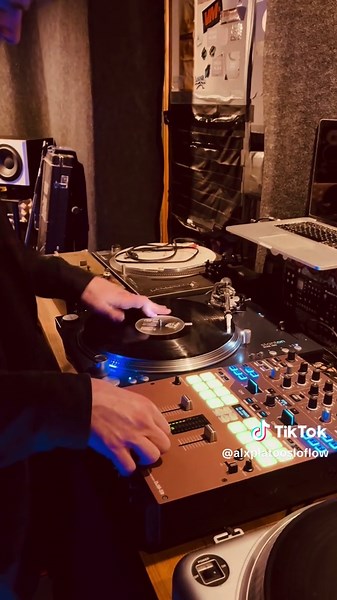 Dag the Liquid guy throwing down💥#dj #scratch #studio #musicproduction #djlife #trapbeats #hiphopbeats