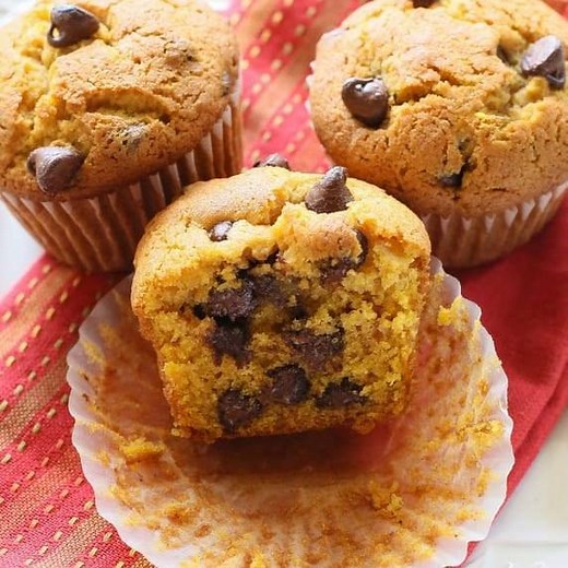 226K views · 22 reactions | Look no further! These Pumpkin Chocolate Chip Muffins are moist pumpkin spiced treats dotted with chocolate chips. RECIPE: https://www.the-girl-who-ate-everything.com/pumpkin-chocolate-chip-muffins/ | The Girl Who Ate Everything | Facebook