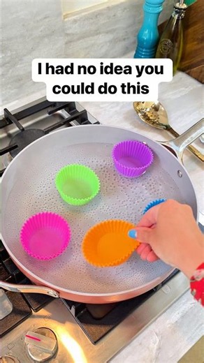 I use food-grade silicone cups to make easy all-in-one egg muffins 🍳 #eggmuffin #breakfast #eggs