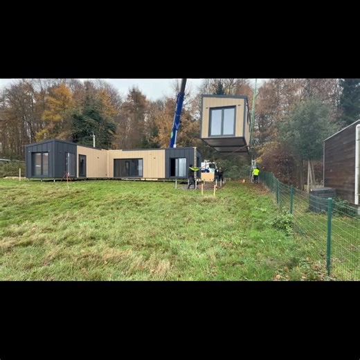 Beaucoup se demandent comment leur future maison modulaire prend forme sur le terrain. Voici la réponse en temps réel. Derrière cette installation, il y a toute une équipe dévouée. Leur objectif ? S'assurer que chaque module est parfaitement posé pour garantir votre bonheur et la qualité de votre nouvelle habitation. Votre maison Mymodule se matérialise devant vous. #MYmodule #maison Modulaire #ConstructionModulaire #MaisonPrefabriquee #realisationclient Un projet de maison modulaire ? Contactez