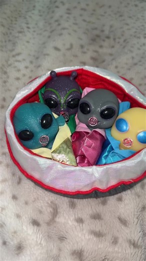 My alien babies are here! The spaceship part lights up but I need weird batteries #aliens #alienbaby #baby #dollcollection