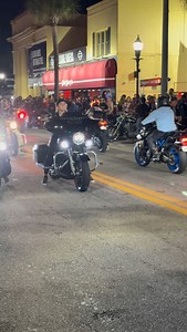 Beautiful biker lady rides her motorcycle during the Daytona Beach motorcycle rally | ROXOR INFO