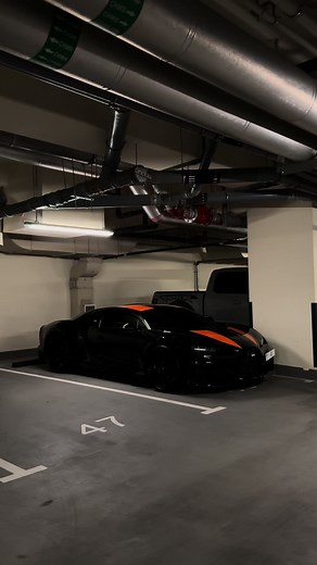 Pov: you randomly found the fastest car in the world #bugatti #bugattichironsupersport300plus #dubaicars #carspotting