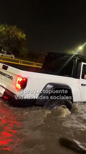206K views · 1.9K reactions | Toda la vibra de #Hermosillo 鸞 Tras la tormenta, Orlando Mundo puso su pick up 4x4 a disposición de las personas que se encontraban atoradas en las calles inundadas de la capital de #Sonora…  | Luis Alberto Medina | Facebook