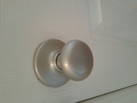 How to paint your door knobs with spray paint ! CHEAP and EASY!