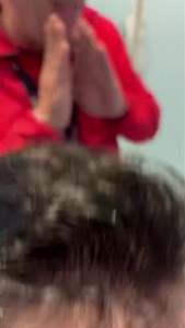 LADY BLU ART APPLICAZIONE OLTRE LA PERFEZIONE 🙉🙉🙉❤️❤️👏👏👏👏👏👏 LA TECNOLOGIA 3T IONIX E L’ACQUA La tecnologia 3T Ionix sfrutta l’acqua come elemento chiave per ottimizzare l’adesione, l’idratazione e la salute dei capelli nelle protesi capillari. L’acqua non solo è fondamentale per mantenere i capelli idratati, ma è anche centrale nel funzionamento della membrana adesiva Gecko utilizzata nella tecnologia 3T Ionix. Ruolo dell’Acqua nella Tecnologia 3T Ionix 1. Attivazione e Potenziamento de