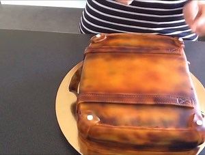 How to make a vintage suitcase cake tutorial! By: Just Cake It - Cake Decorating Videos | MetDaan Cakes