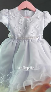 Vestido Infantil de Batizado com Bordados Finos e Borboletas – Pimpolho Loja Infantil Um verdadeiro encanto para o batizado da sua princesa! 💖 Este vestido infantil branco de batizado combina elegância, conforto e delicadeza, perfeito para tornar esse momento ainda mais especial. Feito com tecido acetinado, bordados florais e detalhes em borboletas, ele reflete pureza e sofisticação em cada ponto. A saia em camadas de tule leve e macio traz um caimento encantador, com movimento suave e toque av