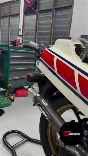 The Unique Sound of the Yamaha RZ500 V4 Two-Stroke