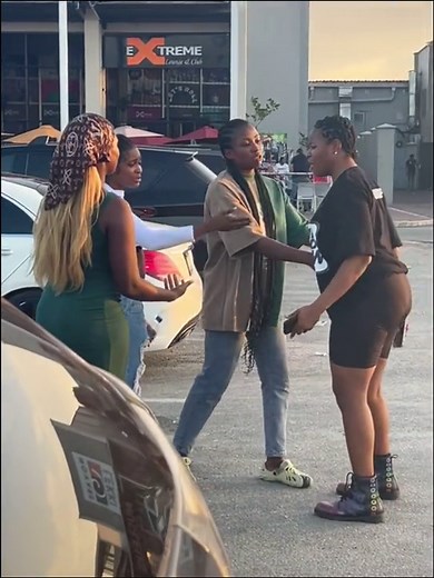 Girls fights over boyfriend