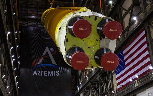 发射阿尔忒弥斯1号的SLS芯级已起吊，即将与固推合体