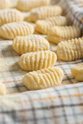 Gnocchi di patate fatti in casa 😍🥔Ce li prepara la nostra Bianca ✨ In versione con e senza uova! 😜 La ricetta completa è qui 👉 https://ricette.giallozafferano.it/Gnocchi-di-patate.html | Giallozafferano