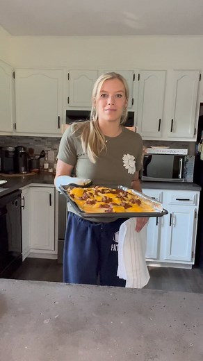 42K views · 2.7K reactions | I love making appetizers on Sunday’s and these chili cheese fries hit the spot! #chili #cheese #fries #appetizer #sides #snack #food #recipe #cooking #sunday | Brooke AKA Meals and Munchies | Facebook