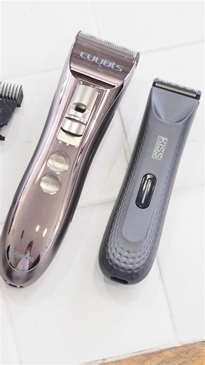 osmo care on Instagram: ". プラックさん @pluck_japan より新発売された KISS LED付き防水ミニクリッパー コードレスクリッパー クーツ 2商品のモニターをさせていただきました🫡 モデルはモカちゃん🐶 🤖ミニリッパー 本体のカーブや刃の角度も手にフィット。 ただなんだか刈りにくくて、刈り残しが…。 LEDライトは私は逆に見にくい。 ON/OFFボタンと点灯ボタンが一緒なので、2回押さないとOFFできないのが不便。 丸洗いは基本必要ない。 と、辛口になってしまいました。 (動画中では敏感肌のわんちゃんの為、肉球から出た毛だけ軽く刈っています。) 🤖クーツ こちらは私の推しバリカン。 1〜12mmの替刃＋手元4段階。 とにかく綺麗に刈れる。 細かく長さ調整できる。 このバリカン1本で全部仕上げられる。 ※親指を怪我していて見苦しくてすみません🙏🏻 怪我している指でも難なく操作出来る楽なボタンです👍🏻 私も前はバリカン難民でしたが、カットの仕上がり、安全性、時間も変わってくるので、バリカン選びは重要！ ぜひお試しください♪ プラック