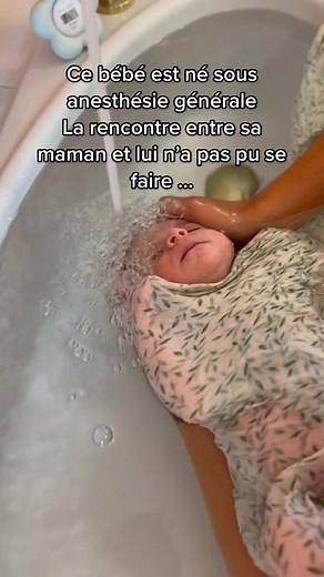 L’émotion de la maman derrière… 😢💜 un bain tellement touchant. #baby #birth #accouchement #nouveauné #newborn #pourtoi #renaissance