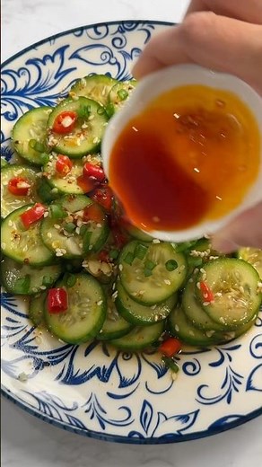 Shake It Up! The Easiest Asian Cucumber Salad 黄瓜摇一摇，秒变开胃凉拌菜！