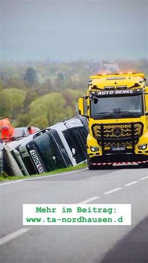 LKW kippt von der B4