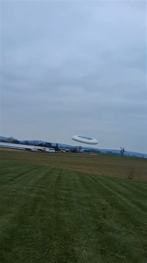 Disc flying by in slowmotion #disc #slowmotion #slomoshorts #viral #viralshorts #flyingdisc